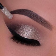 Silver Eye Makeup, Eye Makeup Images, Eyeliner Hacks, Silver Makeup