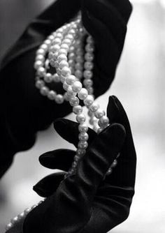 Selina Kyle, Black Gloves, Black And White Aesthetic, White Photo, White Aesthetic, Catwoman, Coco Chanel