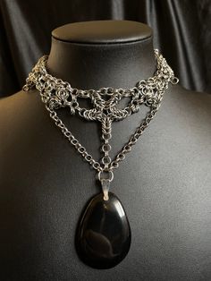 Cota de malla (chainmaille) de acero inoxidable, de cuatro estrellas y una estrella pentagonal (baphomet) en el centro. Le cuelga una piedra de obsidiana de 5x3,8cm Collar ajustable, puede usarse como gargantilla o más suelto. Blue Cats, Beauty And Fashion, Cool Necklaces, Unique Earrings, Chains Necklace, Special Events, Spain, Handmade Items, Jewelry Necklaces