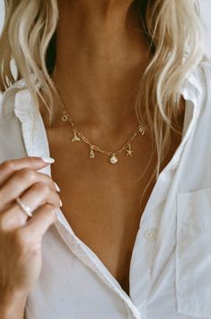 Luxury Dainty Necklaces With Charms, Trendy Gold Necklace With Pearl Charm, Trendy Gold Charm Necklaces For Summer, Trendy Gold Necklace With Vintage Charm, Feminine Gold Necklace With Pearl Charm, Old Money Jewelry Aesthetic, Charm Necklace Diy, Bff Jewelry, Jewelry Product Shots