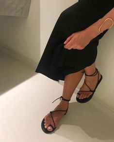 2022 Sandals Trends, Wrap Up Sandals Outfit, Black Straps Sandals, Sandal Summer Outfit, Roman Sandals Outfit, Trending Sandals 2022, Sandals Summer Aesthetic, Summer Outfit Sandals, Sandals Aesthetic Summer