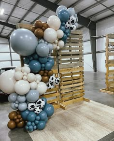 a bunch of balloons that are on some pallets