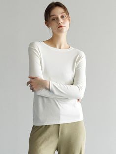 Composition : Viscos 38% Acrylic 28.5% Cotton 28.5% Span 5%Color : Black, White, beigeCountry of Origin : CHINA Beige Long Sleeve T-shirt For Everyday, Classic Long Sleeve T-shirt For Spring, Elegant Spring T-shirt, Chic Solid Color Long Sleeve T-shirt, Basic Beige Tops For Fall, Chic Long Sleeve Relaxed Fit T-shirt, Chic Long Sleeve T-shirt With Relaxed Fit, Elegant Long Sleeve T-shirt For Fall, Classic Beige T-shirt For Spring