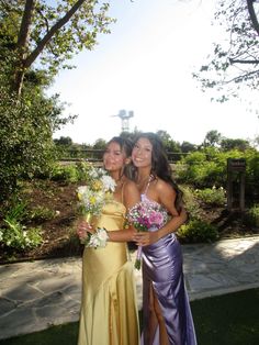 #bff #prom #purpledress #promdressideas Bsf Prom Pictures, Winter Formal Poses With Friends, Best Friend Prom Photos, Prom Picture Aesthetic, Prom Dresses Friends, Winter Formal Poses, Prom Photo Ideas Best Friend, Prom Poses With Friends