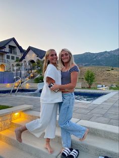 Gavelston Texas, Utah Outfits Summer, Clog Shoes Outfit, Utah Fits, Utah Outfits, Duo Pics, Sorority Poses, Utah Style, Granola Outfits