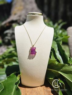 💜Magenta Jelly Bear Necklace🎀🧸 18 inches, gold plated This item ships within 1-2 business days ✨️𝕆ℝ𝕀𝕊ℍ𝔸 𝓲𝓷𝓼𝓹𝓲𝓻𝓮𝓭 Ａｒｔ, glam luxury ᴄᴜꜱᴛᴏᴍ ᴘɪᴇᴄᴇꜱ, ɴᴏᴠᴇʟᴛɪᴇꜱ & ᴍᴏʀᴇ✨️️⚡️ Each item is respectfully made with the highest quality materials. Style may vary slightly due to material availability. For custom color or style, you may reach out to us directly. Because of the nature of the item, we DO NOT accept refunds or returns on any purchases. 📬 Trusted Shipping in U.S. 🚚 📦 📬 Envios Confiado en U.S. 🚚 📦 💛✨️Customized for you ✍✨️ 💛✨️Personalizado a su gusto✍✨️ Gold-tone Chain Necklace For Gift, Handmade Pink Gold-plated Necklaces, Handmade Pink Gold-plated Necklace, Gold Plated Necklace With Gold Chain For Gift, Gold Plated Necklace With Gold Chain As Gift, Gold-tone Pendant Necklace For Gift, Handmade Gold-tone Chain Necklace Gift, Purple Gold Plated Jewelry For Gifts, Purple Gold-plated Jewelry Gift