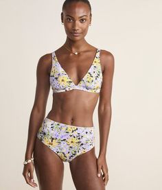 With a sleek plunging neckline, this chic bikini top is designed for days you dare to bare a little more skin. Chic Seamless Triangle Top Swimwear, Chic Seamless V-neck Swimwear, Chic Bra-friendly Swimwear For Vacation, Chic Vacation Swimwear With Bra Support, Chic V-neck Seamless Swimwear, Chic Vacation Swimwear Bra Friendly, Chic Bra-friendly Swimwear For Sunbathing, Chic Low-cut Swimwear With Built-in Bra, Chic Low-cut Swimwear For Swimming