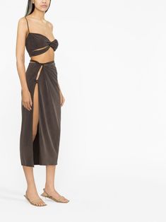 Le Bandeau Top asymétrique de Jacquemus avec brun, style Bandeau, bandoulière unique, détails de torsion, attachement de fermoir et conception asymétrique.Cette pièce correspond à la taille. Nous vous recommandons d'obtenir votre taille régulière
Le modèle mesure la taille de l'usure de 1 75 m / 5 pieds 8 pouces S Asymmetric Top, Draped Skirt, Asymmetrical Tops, Asymmetrical Design, Short Leggings, Knitwear Cardigan, Types Of Fashion Styles, E Design, Women Collection