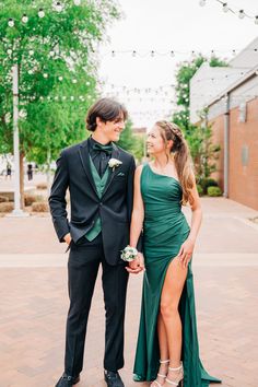 Urban Prom Photoshoot, Green And Gold Prom Couple, Dark Green Prom Couple, Prom Couples Outfits Matching, Prom Photos Single, Prom Pictures Couples Aesthetic, Prom Matching Couples Outfits