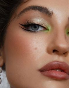 Makeup Verde, Chrome Eyeshadow, Portret Feminin, Eye Makeup Pictures, Green Makeup, Colorful Eye Makeup, Fancy Makeup, Makeup Eye Looks