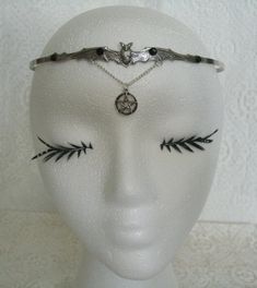 This beautiful circlet has a sterling silver plated bat with black rhinestones, pewter silver pentacle and metal chain. Adjustable. Fantasy Ocs, Jewelry Witchcraft, Wicca Jewelry, Wiccan Jewelry, Hair Jewellery, Pagan Jewelry, Halloween Magic, Black Rhinestone, Metal Chain