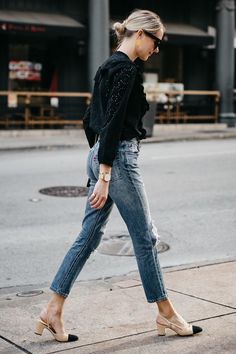 Slingback Chanel, Casual Chique Stijl, Fashion Fotografie, Stile Casual Chic, Chanel Slingback, Ripped Jeans Outfit, Style Parisienne, Skandinavian Fashion, Denim On Denim