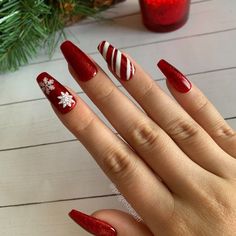 Red Christmas Nails Candy Canes, Christmas Nails Short Candy Cane, Candy Cane Gel Nails, Candycane Nailart, Red Candy Cane Nails, Peppermint Nails, Chia Recipes, Nail Artwork, Western Nails