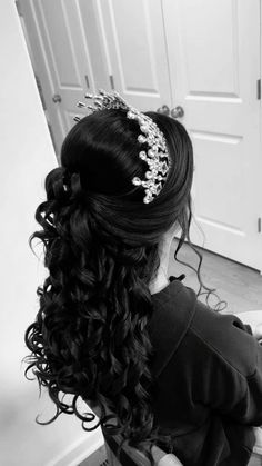 Cute Quinceanera Hairstyles, Red Quince Theme Makeup, Pretty Hairstyles For Quinceanera, Quince Hairstyles Curls, Mascarade Hairstyles With Mask, Half Up Half Down Quince Hairstyles, Qenseñera Hair Ideas, Quince Curly Hairstyles, Quiencenara Hairstyles