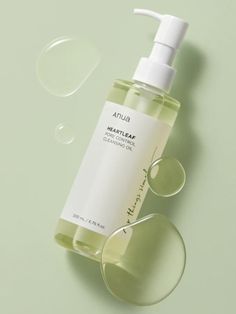 Description Unclog pores and give the nourishment your skin deserves with Anua's Heartleaf Pore Control Cleansing Oil. This silky formula gently eliminates blackheads, makeup, and excess sebum with mild ingredients like heartleaf extract. Safe for all skin types, its non-comedogenic formula leaves a fresh, clean scent and a hydrated, rejuvenated feel. With heartleaf extract to soothe and prevent irritation, Anua's cleansing oil provides a refreshing, clean look for acne-prone skin. 200 ml/ 6.76 Korean Skin Care, Skin Care Shopping, Affordable Skin Care, Korean Skin, Sunscreen Moisturizer, Oil Cleanser, Dry Skin Care, Oily Skin Care, Clean Scents