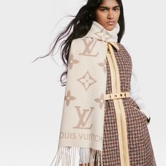 LOUIS VUITTON® - Reykjavik Scarf - Beige Clair Louis Vuitton Scarf Outfit, European Winter Outfits, Lux Outfits, Louis Vuitton Bag Outfit, Lv Scarf, Louise Vuitton, European Winter, Fendi Scarf, Relaxed Chic