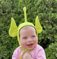 Alien baby hat/ alien hat/Little Green Men hat/ Alien/green alien baby hat/alien toddler hat/green baby bonnet ** some sizes sold out **  Bright green alien hat is made of soft cotton, has soft cotton inner lining and is the cutest alien baby hat perfect for Halloween.  The alien antenna pokes up on the top of the bright green bonnet and the alien ears are both pointy and soft with inner cotton batting for added stability.  Also available with bloomers. This set is a bright vivid green.  Multipl Adjustable Themed Green Hat, Adjustable Green Themed Hat, Adjustable Green Hat For Playtime, Adjustable Green Hat For Play, Fun Green Hat For Playtime, Adjustable Green Bonnet Cap, Adjustable Green Novelty Costume Hat, Cute Green Hats For Playtime, Cute Green Hat For Playtime