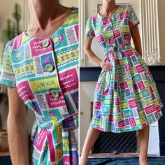 Vintage 50/60s short-sleeved fitted, fitted then flared dress, in colorfast textured cotton, white with abstract "Novelty print" patterns, fuchsia pink, turquoise, blue and pale yellow. It is put on from the top, buttons on the bust, zips up then closes with a snap on the side and finally tightens at the waist with a matching belt. Fresh and elegant, it is completely typical of the period and very beautifully made. A real beauty in good vintage condition ❤️ Note that it is presented here on a sl Retro Short Sleeve Patterned Dress, Retro Patterned Dress With Short Sleeves, Retro Patterned Short Sleeve Dress, Retro Short Sleeve Dress With Vintage Pattern, Retro Short Sleeve Dresses With Vintage Print, Retro Dresses With Vintage Print And Short Sleeve, Green Retro Vintage Dress With Short Sleeves, Short Sleeve Cotton Dress With Retro Print, Cotton Short Sleeve Dresses With Retro Print