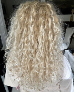 @deesimon adds #extralength to her curls with @curlsbybebonia Spiral, Lightest Blonde 22” extensions Platinum Curly Hair Natural Curls, Bleach Blonde Curly Hair, Platinum Curly Hair, Blonde Curly Hair Natural, Curly Hair Blonde, Long Blonde Curly Hair, Lightest Blonde, Brown With Blonde, Brown With Blonde Highlights