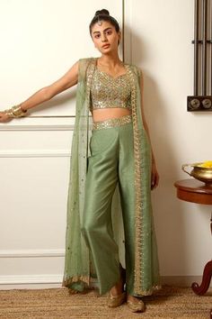 Shop for Loka by Veerali Raveshia Green Chanderi Silk Organza Embroidered Cape And Pant Set for Women Online at Aza Fashions Green Indian Outfit, Crop Top Outfits Indian, Indian Crop Tops, Organza Cape, Crop Top Suit, Mehendi Outfit, Embroidered Cape, Sangeet Outfit, Pista Green