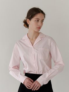 This is YUPPE’s shirt features a pajama-style collar and is made from a high-quality textured fabric. It's suitable for wearing comfortably during the transition seasons and early summer. The collar's frame is not too deep, allowing for easy and relaxed wear. Crafted in refreshing colors, it gives off a vibrant appearance when worn. With its basic design, it can be effortlessly styled with various outfits.- It's a great item for daily wear- It can be styled with different bottoms to create various looks- The buttons on the front allow for easy removal Pink Button-up Blouse For Loungewear, Classic Pink Collared Top, Pink Collared Blouse For Loungewear, Classic Pink Tops With Collared Neckline, Pink Button-up Shirt For Loungewear, Pink Collared Shirt For Daywear, Classic Pink Tops With Pockets, Spring Loungewear Top With Spread Collar, Classic Pink Top With Pockets