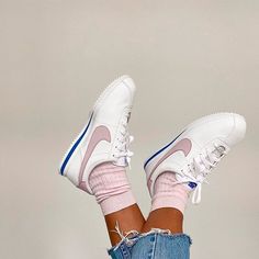 4 truques de limpeza que farão seu tênis voltar a ser branco White Socks Outfit, Grey Sneakers Outfit, Gwen Courtney, Amaka Hamelijnck