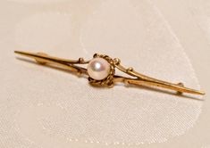 Vintage / antique 9ct gold pearl bar brooch.  Hallmarked JMS, 375, leopard head & letter .  Approx 5cm long. Classic Engraved Brooches For Wedding, Classic Engraved Brooches For Formal Occasions, Classic Engraved Wedding Brooches, Classic Engraved Yellow Gold Brooches, Classic Engraved Yellow Gold Brooch, Classic Yellow Gold Brooches For Wedding, Classic Yellow Gold Wedding Brooches, Classic Ceremonial Jewelry Brooch, Classic Ceremonial Brooch Jewelry