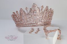 "FAST SHPPING Beautiful Round Zirconia tiara in rose gold color with jewelry set. Perfect for any occasion. It has a loop at the end of each side to attach it in your hair with bobby pins for added security. Approx. 3.5\" tall at its tallest point It comes with a beautiful, elegant box so you can keep it afterwards Ready to ship in 2-3 business days." Quinceañeras Ideas, Quinceanera Tiaras, Rose Gold Tiara, Crystal Tiara, Gold Tiara, Crown Wedding, Tiara Crown, Crystal Tiaras, Wedding Headpiece