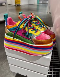 High Platform Sneakers, Chunky Platform Shoes, Sneakers Colorful, Free Vibes, Rainbow Sneakers, Boho Festival Fashion, Fresh Sneakers, Spring Sneakers, Elevated Style