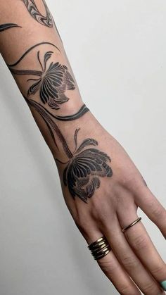 Wrapped Floral Tattoo, Porcelain Tattoo Black, Etched Flower Tattoo, Floral Negative Space Tattoo, Mid Size Tattooed Women, Tattoo Shop Layout, Polish Art Tattoo, African Lily Tattoo, Forearm Placement Tattoo