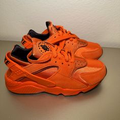 Treats The Retro Runner To A Monochrome Makeover. A Dark Orange Hue Floods The Bootie-Style Upper, Featuring Stretchy Neoprene-Like Textile With Tonal Suede Overlays At The Toe And Midfoot. The One Note-Finish Is Interrupted By Contrasting Black Accents On The Sneaker’s Branding Elements, Including A Huarache Tongue Patch And An Embossed Nike Wordmark On The Heel Strap. A Color-Matched Phylon Midsole Is Enhanced With Nike Air Cushioning. Nike Sporty Huaraches For Streetwear, Sporty Lace-up Huaraches For Streetwear, Sporty Lace-up Huaraches With Laces, Sporty Lace-up Huaraches, Nike Sporty Huaraches With Laces, Nike Huaraches For Streetwear With Branded Insole, Low-top Sport Huaraches With Laces, Low-top Huaraches With Laces For Sports, Nike Casual Huaraches For Streetwear