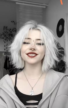 Fluffy White Hair, Fluffy Short Hair, White Pixie Cut, Fete Emo, Best Haircuts For Women, Hair Cut Ideas, Anime Haircut, Short White Hair, Short Grunge Hair