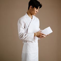 bunjoe sushi chef coat #AJ1791 - a.mont asian chef coat by amont #chef #japan#sushi#white#chefwear#chaflife#chefcoat#man#amont Restaurant Outfit, Worker Uniform, Draping Pattern, Chef Cap, Japan Sushi, Nigiri Sushi, Chef Jackets, Chef Shirts