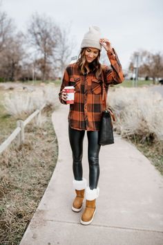 Flannel Outfits Leggings, Jasper Outfit, Winter Flannel Outfits, Leggings And Flannel Outfit, Chilly Outfits, Winter Street Fashion, Street Fashion Outfits, Flannel And Leggings, Faux Leather Leggings Outfit