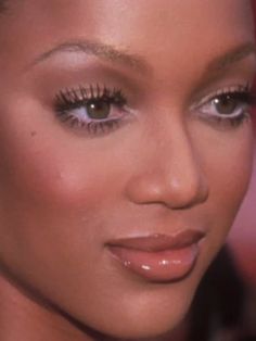 ✨Natural makeup ideas. Flawless glam makeup. Tyra Banks 90s makeup aesthetic. Brown makeup ideas. Tyra Banks aesthetic. 2024 trending makeup. Blush makeup ideas✨ #taylajaybeauty #flawless #makeup #celebrityfashion #beauty #classy #flawless #taylajay #pretty #wintermakeup #tyrabanks Icy 2000s Makeup, Classic 90s Makeup, Natural 90s Makeup, 90s Black Women Makeup, 90s Makeup Aesthetic, 90s Makeup Black Women, 90s Cool Toned Makeup, 90s Bombshell Makeup, Aesthetic Brown Makeup