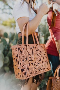 100% Leather; Handcrafted! You can customize the color :) Handbags Trendy, Tooled Leather Handbags, Pattern Interior, Leather Working Patterns, Leather Tooling Patterns, Tooled Leather Bag, Unique Handbags, Tooled Leather Purse, Leather Portfolio