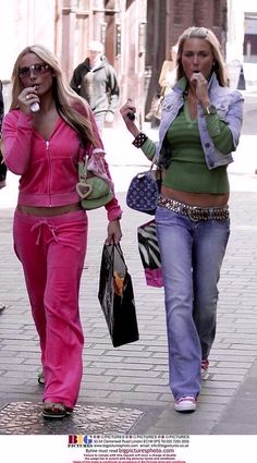 Vintage Juicy Tracksuit, 2000s Tracksuit Outfit, 00s Fashion Trends Early 2000s, 2000s Fashion Outfits Casual, 2k Fashion, 2000 Outfit, 2000 Outfits, Fashion Girlies, 00s Mode