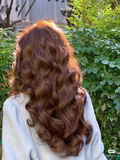 Faceless Hair Aesthetic, Pale Beauty Aesthetic, Period Drama Hair, Brown Strawberry Hair, Warm Tone Hair Color Ideas, Fluffy Curled Hair, Wavy Hair Dyed, Golden Hair Aesthetic, Level 6 Hair Color