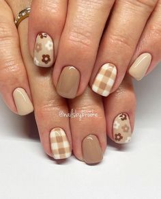 Discover a variety of cute and subtle Thanksgiving nail designs that are perfect for fall! Whether you love earthy autumnal colors or more subtle shades, you'll find the perfect nail art ideas to complement your holiday look. These short beige nails with plaid design are just one design that we love! Regular Nail Polish, Cute Simple Nails