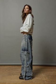 Y2K-inspired cargo jeans from BDG cut in a drapey balloon silhouette. Mid-rise drawstring waistband you can wear low on the hips and a loose wide-leg with cinched hems. Complete with buckled cargo pockets and strappy detailing at the legs. Find it only at Urban Outfitters. Features BDG Strappy balloon cargo jean Carpenter jean Non-stretch denim Mid-rise with drawstring elastic waistband Cargo pocket and strap details down the legs Slouchy wide-leg fit Full length that hits below the ankle Zip fl Wide Leggings, Cargo Jeans Outfit, Straight Leggings, Balloon Silhouette, Blue Jean Outfits, Look Jean, Skirt Jeans, Urban Outfitters Clothes, Urban Outfitters Jeans