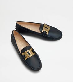 Tod's Gommino driving shoes in elegant leather with branded metal chain accessory, exposed handmade stitching and iconic rubber pebble outsole. Tods Shoes, Shoes Store, Driving Shoes, Italian Luxury, Salvatore Ferragamo Flats, Shoes Women, Luxury Shoes, Metal Chain, Cute Shoes