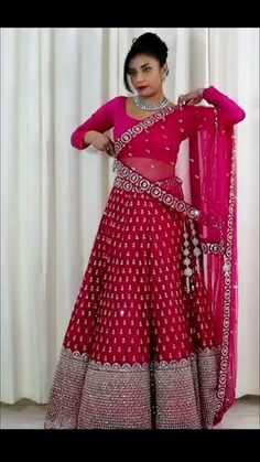 Different Styles Of Draping Dupatta On Lehenga, How To Drape Silk Dupatta On Lehenga, Crop Top Dupatta Style, Long Dupatta Draping Styles, Long Dupatta Drape, Dandiya Dupatta Draping