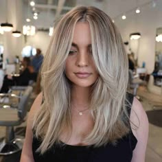 Hairstyles Trending, Middle Part Hairstyles, Medium Length Hair With Layers, Makijaż Smokey Eye, Mid Length Hair, Long Layered Hair, Middle Part