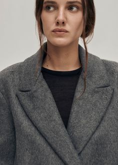 Chaqueta oversize gris estilo blazer
Una versión recortada de los clásicos abrigos estilo chaquetón, la chaqueta Mai está hecha de fieltro de lana en una forma oversize. Viene con solapas de muesca y bolsillos integrados clásicos, junto con detalles más sutiles como mangas dobladas con puños en punta. Oversized Wool Coat With Notch Lapel, Oversized Winter Outerwear With Suit Collar, Oversized Outerwear With Suit Collar For Winter, Classic Wool Cropped Jacket Single Breasted, Oversized Cropped Jacket For Work In Fall, Oversized Wool Coat With Lapel Collar For Work, Classic Wool Cropped Jacket For Work, Formal Wool Cropped Jacket For Winter, Oversized Wool Blazer With Notch Lapel