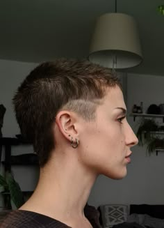 Buzzcut Grow Out, Buzz Cut Hairstyles Woman, Growing Out Buzzcut Women, Short Buzzed Hair Woman, Women’s Buzzcut, Mullet Buzzcut, Grown Out Buzzcut Women, Buzzcut Grow Out Stages, Colored Buzzcut