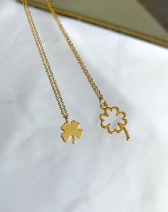 These lucky necklaces consist of a chain and a pendant in the shape of a clover (pendant of your choice). The necklace can be worn alone or in accumulation with other collars, for every day or on special occasions. It's also a great gift idea! Dimension: * The length of the chain is adjustable from 45 to 50 cm (extension chain), depending on your preferences. You can also choose the size of your channel by sending a message to the shop when you order. Composition: * Stainless steel and gold plated. Packaging: * Each order is sent in a nice packaging as well as in a bubble envelope to protect the jewelry during transport Delivery: * 1€95 in France * 3€90 International Dainty Round Pendant Charm Necklace For Good Luck, Dainty Necklace With Adjustable Chain For Good Luck, Gold Plated Adjustable Chain Necklace For Good Luck, Gold Plated Tarnish Resistant Necklace For Good Luck, Tarnish Resistant Gold Plated Necklace For Good Luck, Gold Hypoallergenic Necklace With Flower Pendant, Gold Hypoallergenic Flower Pendant Necklace, Hypoallergenic Gold Necklace With Flower Pendant, Minimalist Good Luck Pendant Necklaces