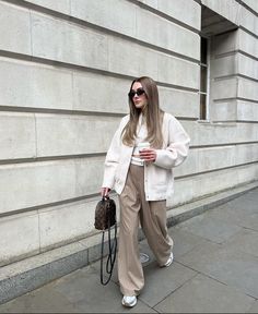 Winter Outfits Beige Pants, White Quilted Jacket Outfit, Pa Outfits, Boucle Jacket Outfit, Outfits Japan, Eurotrip Outfits, Quilted Jacket Outfit, White Jacket Outfit