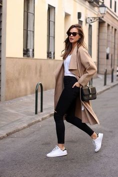 Street style Street Style Jeans, Skirt Diy, Sneakers Street Style, White Sneakers Women, Corpse Bride, Sneakers Outfit