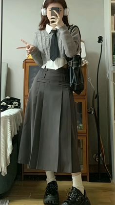 Gray Academia Outfits, Korean Outfits Skirts Long, Dark Academia Outfit Long Skirt, Grey Academia Outfit, Long Gray Skirt Outfit, Skirt Outfit School, American School Outfits, Gray Academia, Presentation Outfit