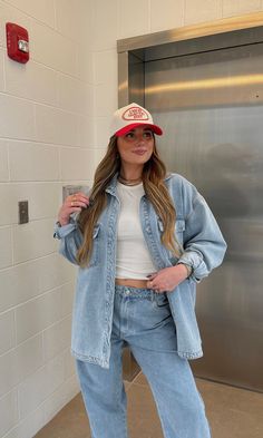 Camp Hat Outfit, Trucker Hat Country Concert Outfit, Red Trucker Hat Outfit, Fall Trucker Hat Outfit, Cute Trucker Hat Outfits, Trucker Hat Fall Outfit, Comfy Cowgirl Outfits, Trucker Hat Outfit Fall, Cream Hat Outfit